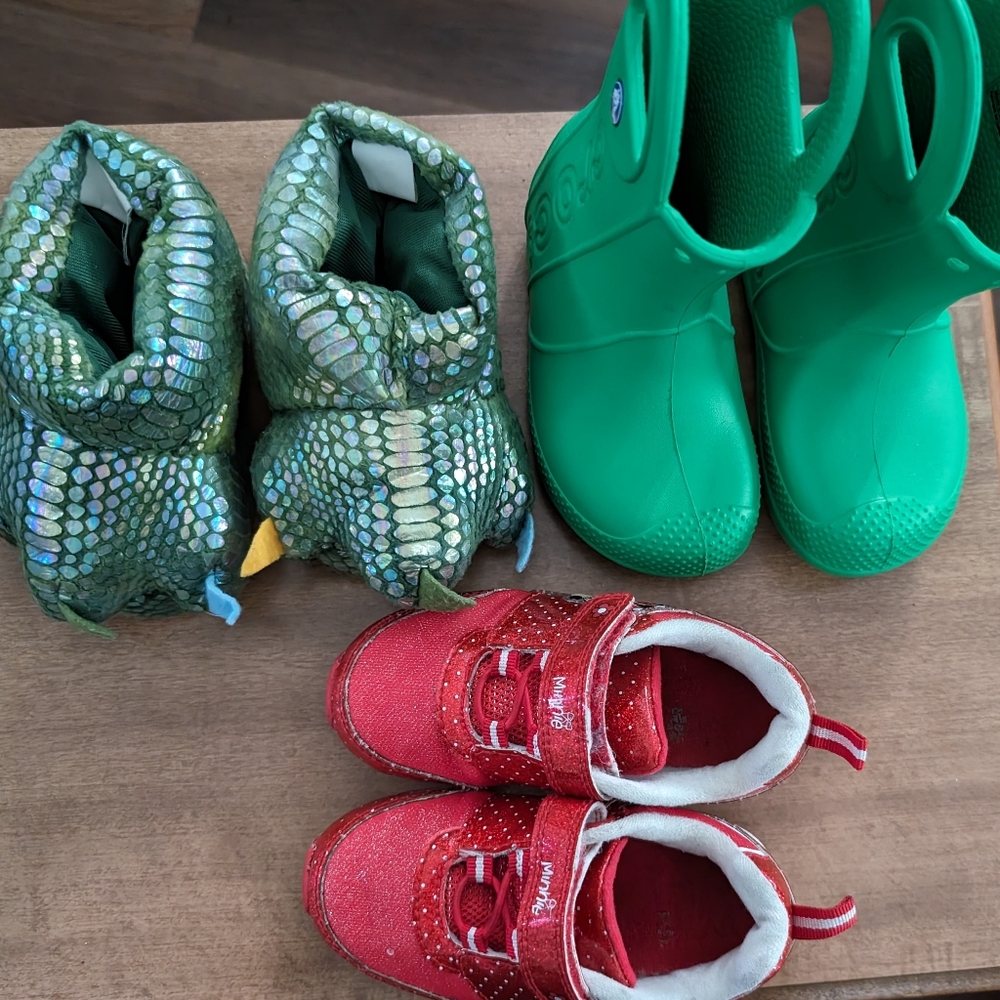 ✨SOLD✨Lot of three size 8 (little kids)